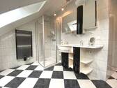 Duschbad mit Designmöbeln - 
