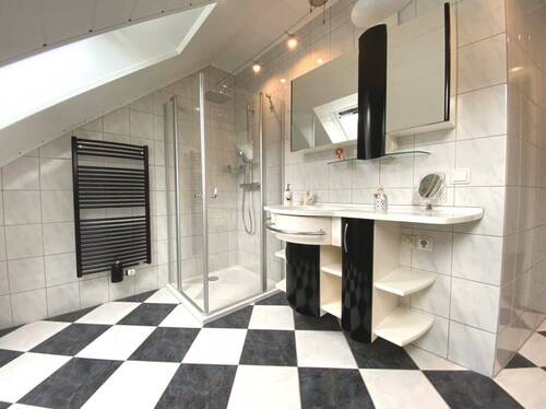 Duschbad mit Designmöbeln - 