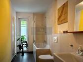 Badezimmer mit Wanne und Tageslicht - 