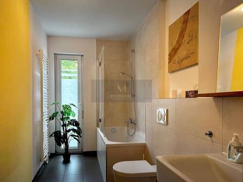 Badezimmer mit Wanne und Tageslicht - 