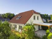 Drohnenansicht Haus seitlich - *Familiendomizil LEBENSFREUDE mit Traumgarten*