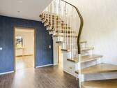 Große Diele mit stilvoller Treppe - 