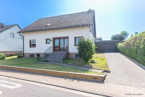 Freistendes Einfamilienhaus mit Garage - 8 Zimmer Einfamilienhaus zum Kaufen in Überherrn / Berus