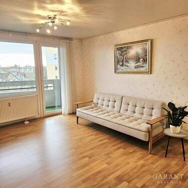 Wohnzimmer - * Helle 2-Zimmer-Wohnung mit großem Balkon und Stellplatz nähe Klinik *