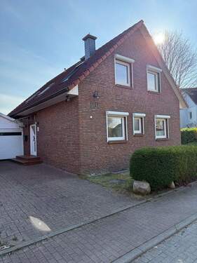 Außenansicht Eingang und Vorgarten - Frisch renoviertes Familienhaus mit Südgarten - vollunterkellert