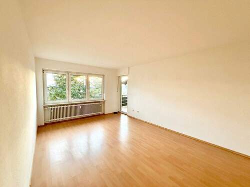 Freundlicher Wohnbereich - 4 Zimmer Etagenwohnung zum Kaufen in Dietersheim