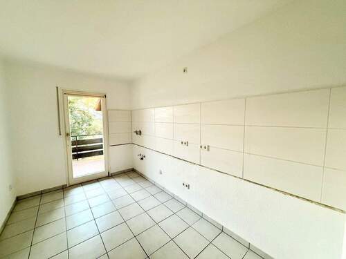Großzügige Küche mit Zugang zur Loggia 1 - 