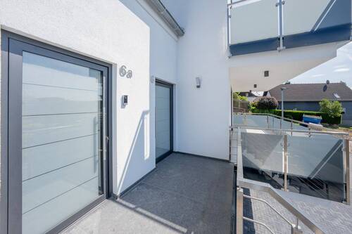 Hauseingang - 3 Zimmer Etagenwohnung zum Kaufen in Bergisch Gladbach