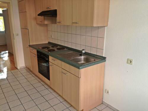 Einbauküche mit E-Herd und Kühlschrank - 