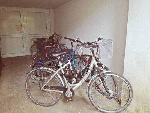 Stellplatz für Fahrräder in der Torduchfahrt - 