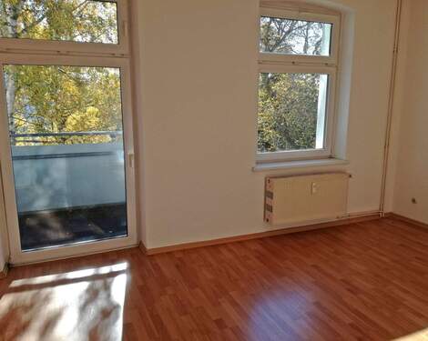 Wohnzimmer mit Blick in den Innenhof - 