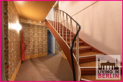 Flur nebst Treppe zum Untergeschoss - 