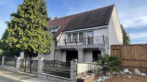 Straßenansicht - 6 Zimmer Einfamilienhaus in Lauta