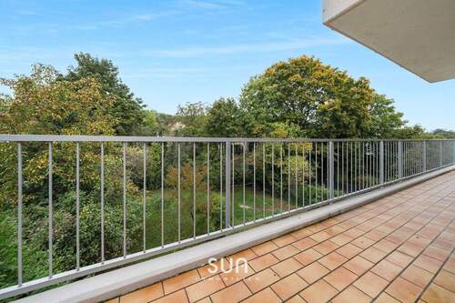 GROßER BALKON MIT BLICK INS GRÜNE - 