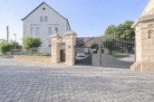 Toreinfahrt - Wohn- und Hofensemble mit Herrenhaus, Scheunen und großem Grundstück im Dorfkern von Loitsch