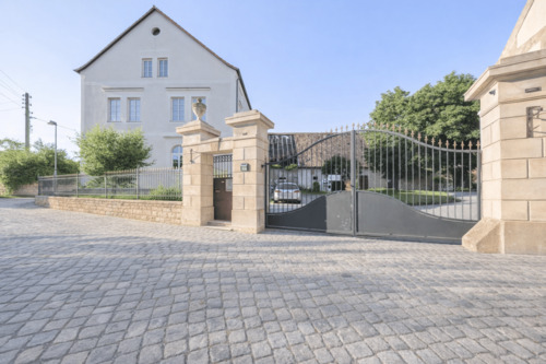 Toreinfahrt - Wohn- und Hofensemble mit Herrenhaus, Scheunen und großem Grundstück im Dorfkern von Loitsch