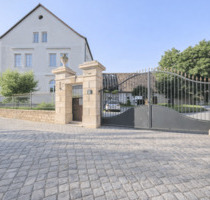 Wohn- und Hofensemble mit Herrenhaus, Scheunen und großem Grundstück im Dorfkern von Loitsch - Zeitz