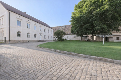 Hofansicht - 9 Zimmer Mehrfamilienhaus, Wohnhaus in Zeitz