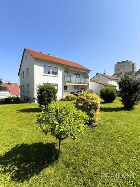 Vorderansicht - Zweifamilienhaus auf großem, sonnigem Grundstück!