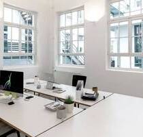 Heller Schreibtischplatz im Industrie-Loft für Kreative in Stuttgart