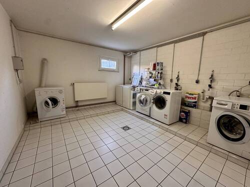 Ein Waschraum ist vorhanden. - 