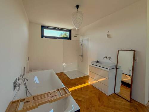Bad mit Wanne und Dusche - 