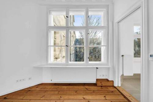 Großes Fenster zum Innenhof - 