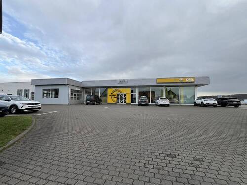 Frontansicht Opel - Attraktive Gewerbeimmobilie mit vielseitigen Nutzungsmöglichkeiten auf großzügigem Grundstück