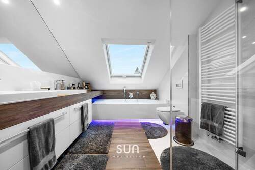 LICHTDURCHFLUTETES BADEZIMMER - 