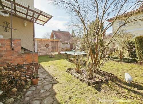 Eingang zum Haus mit Blick in den Garten - 6 Zimmer Einfamilienhaus zum Kaufen in Berlin / Mahlsdorf