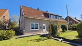 Aussenansicht Strassenseite - 1 Zimmer Mehrfamilienhaus, Wohnhaus zum Kaufen in Uetze