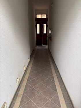 Durchgang zum Innenhof - 2 Zimmer Etagenwohnung zum Kaufen in Altenburg