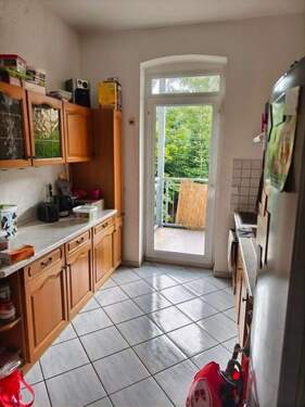 Küche mit Zugang auf dem Balkon - 2 Zimmer Etagenwohnung in Altenburg