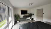 Schlafzimmer OG - Neue moderne, idyllisch gelegene Doppelhaushälfte