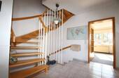 Flur mit Treppe - 