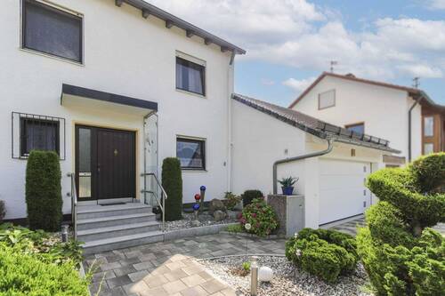 Außenansicht - Ihr neues Zuhause: Tolle Doppelhaushälfte mit Garten, Pool, Doppelgarage