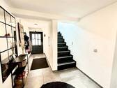 Eingangsbereich - Familienfreundliches Haus mit 7 Zimmern, Garage und Terrasse