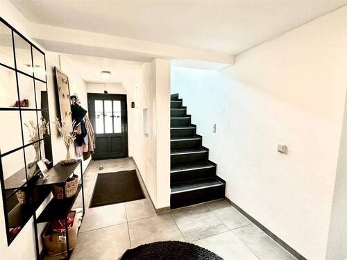 Eingangsbereich - Familienfreundliches Haus mit 7 Zimmern, Garage und Terrasse
