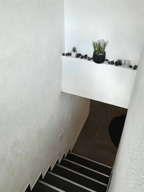Treppenabgang mit dekorativem Akzent - 