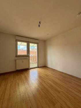 Schlafzimmer mit Balkonzugang - Etagenwohnung mit 44,00 m² in Nürnberg zur Miete