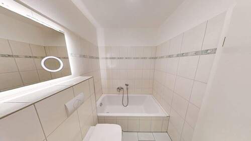 Badezimmer mit Dusche und Wanne - 