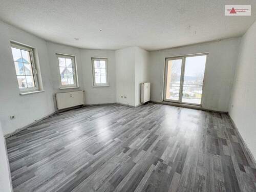 Wohnzimmer - 4-Raum-Wohnung mit großem Balkon in Bernsbach zu vermieten