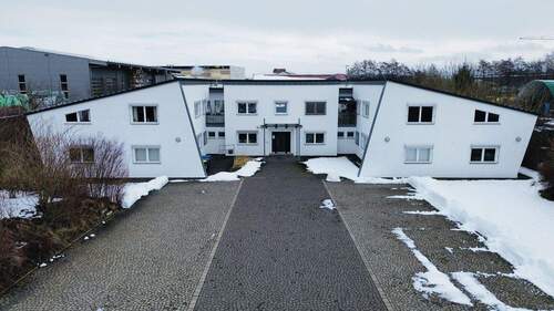 Haus mit Parkplätzen - Raum zum Wachsen: 528qm Gewerbefläche in Neuhof-Dorfborn - teilbar ab 220qm - inkl. Stellplätze