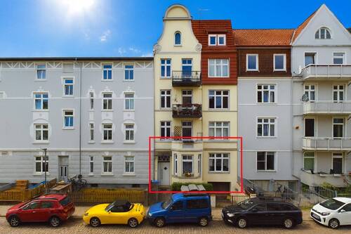 Straßenansicht - Historische Gründerzeitwohnung Lübeck (mit Garten): Vermietete 3 Zimmer im Wohngebiet Falkenwiese!