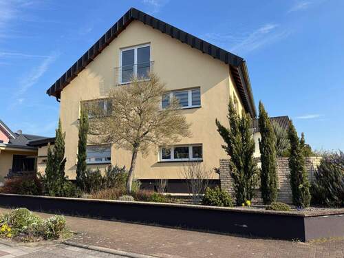 Titel2 - Neuwertige und wunderschöne 2,5-Zi.-DG-Whg. mit Einbauküche + Kellerraum (Aufzug vorhanden)