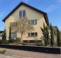 Neuwertige und wunderschöne 2,5-Zi.-DG-Whg. mit Einbauküche + Kellerraum (Aufzug vorhanden) - Graben-Neudorf