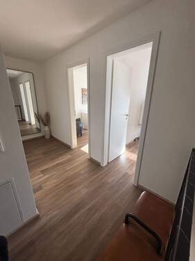 Flur im Obergeschoss.jpg - Reihenmittelhaus mit 93,10 m&sup2; in Schleswig zur Miete