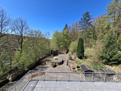 Terrasse und Gartenfläche - 