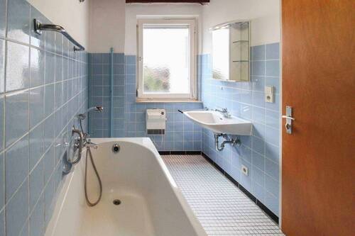Badezimmer1 - 5 Zimmer Einfamilienhaus zum Kaufen in Leingarten