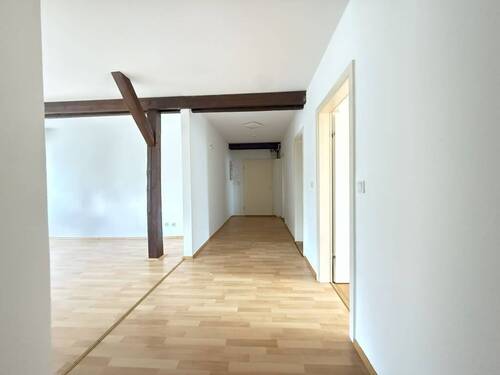 Diele mit Blick ins Wohnzimmer - 